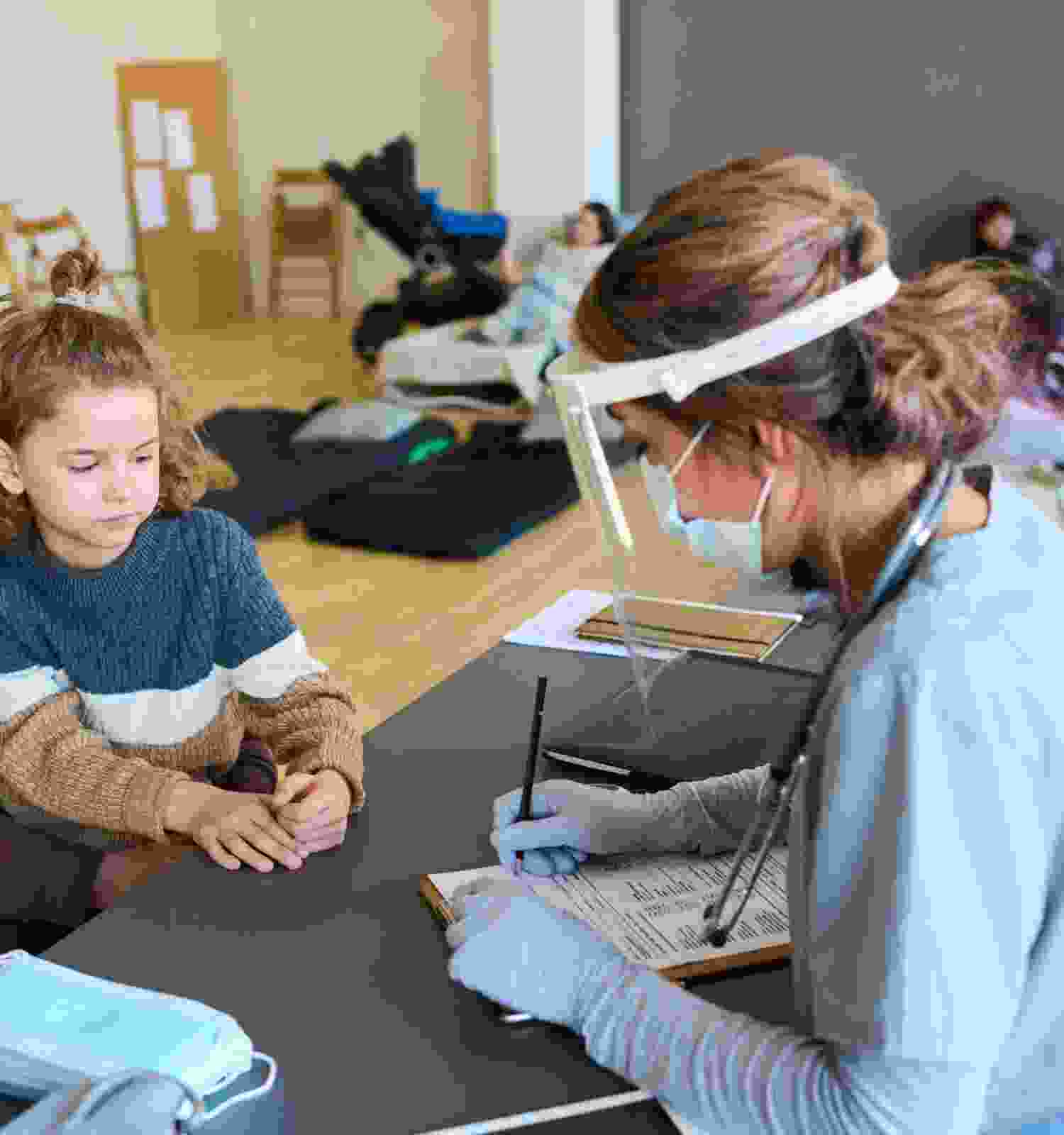 Doctor consults child in shelter Campaigns-img-02